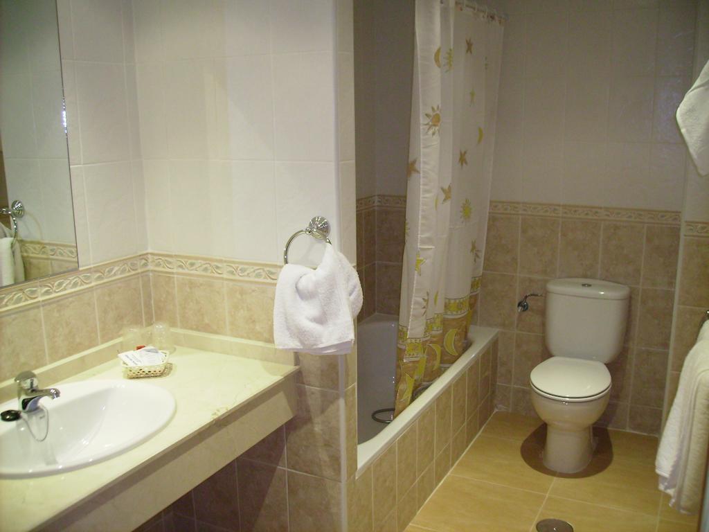 Hotel Delphos Moraleja Pokoj fotografie